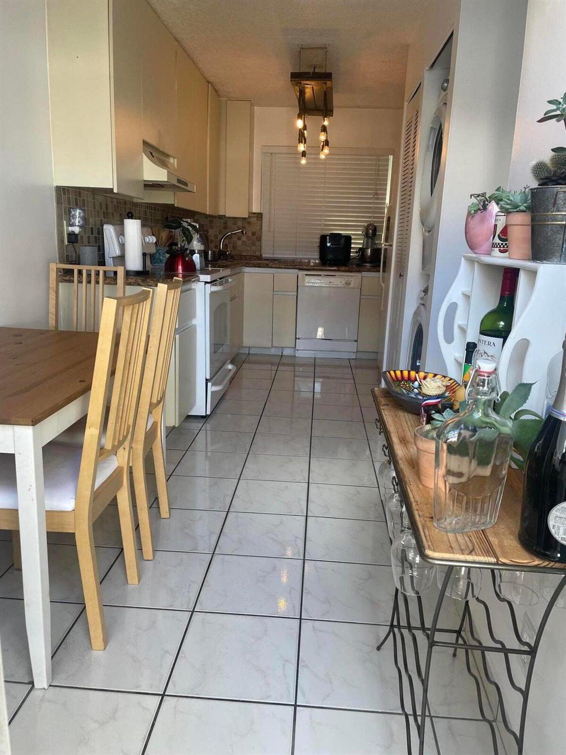 COUNTRY ISLES PHASE II - Residential Lease