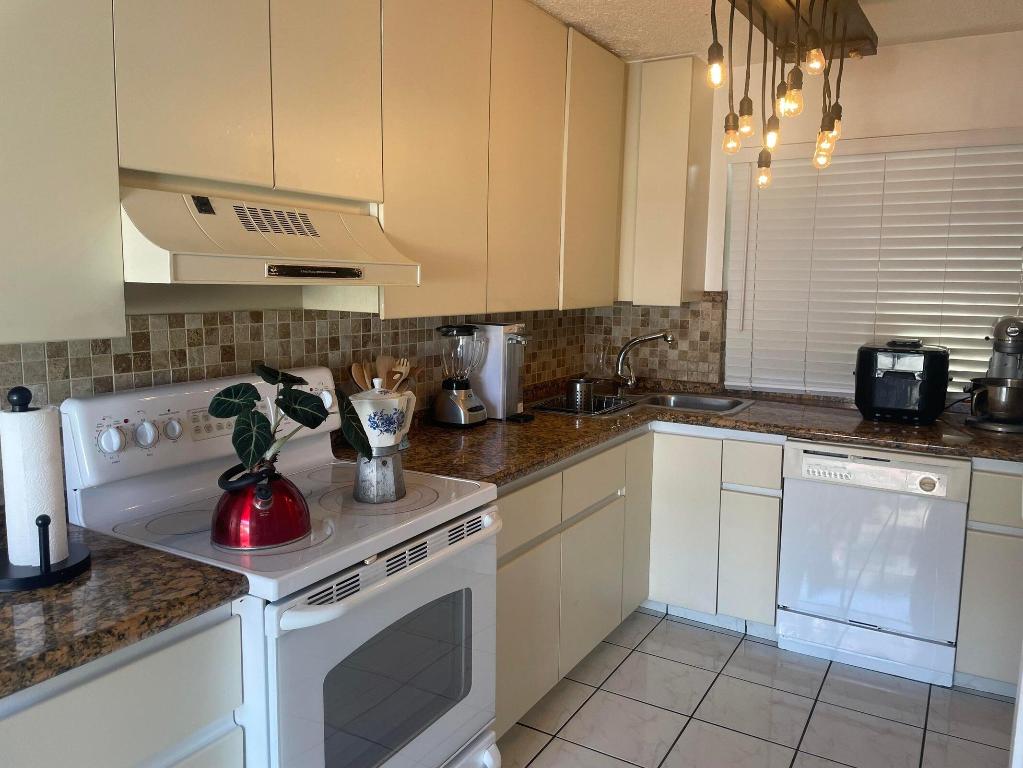 COUNTRY ISLES PHASE II - Residential Lease