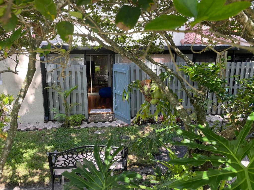 COUNTRY ISLES PHASE II - Residential Lease