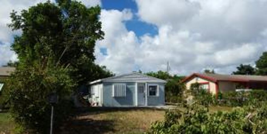 Solid and cozy CBS house located in the hearth of West Palm Beach, 3 bedrooms, 2 baths, tiled throughout, in need of repairs, perfect for investors of first time homebuyers. Large lot.