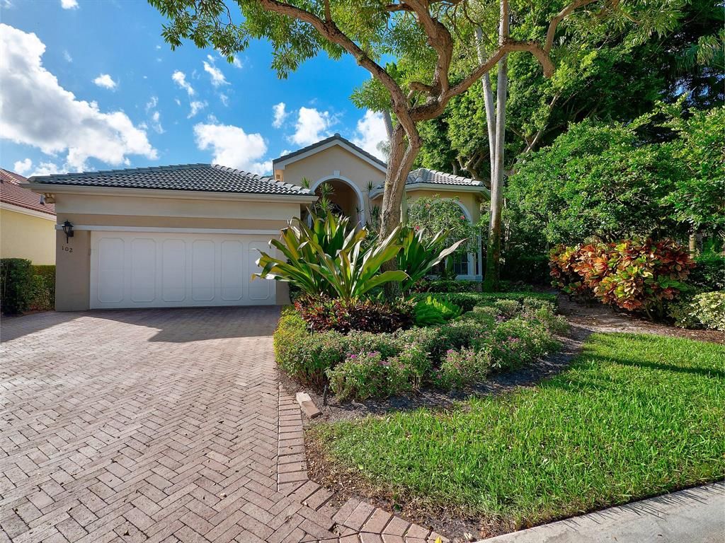 Photo of 102 Banyan Isles Drive, Palm Beach Gardens, FL 33418 (MLS # R10796295)