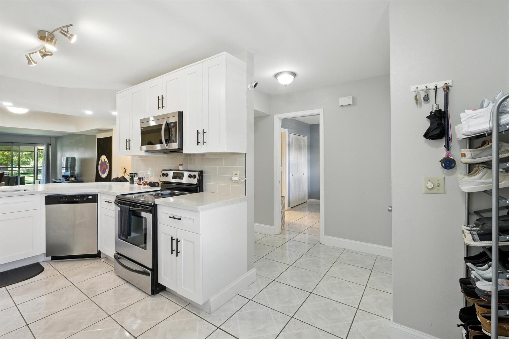 23380 Carolwood Lane 202, Boca Raton, FL, 33428/$289,900 3 23380 Carolwood Lane 202