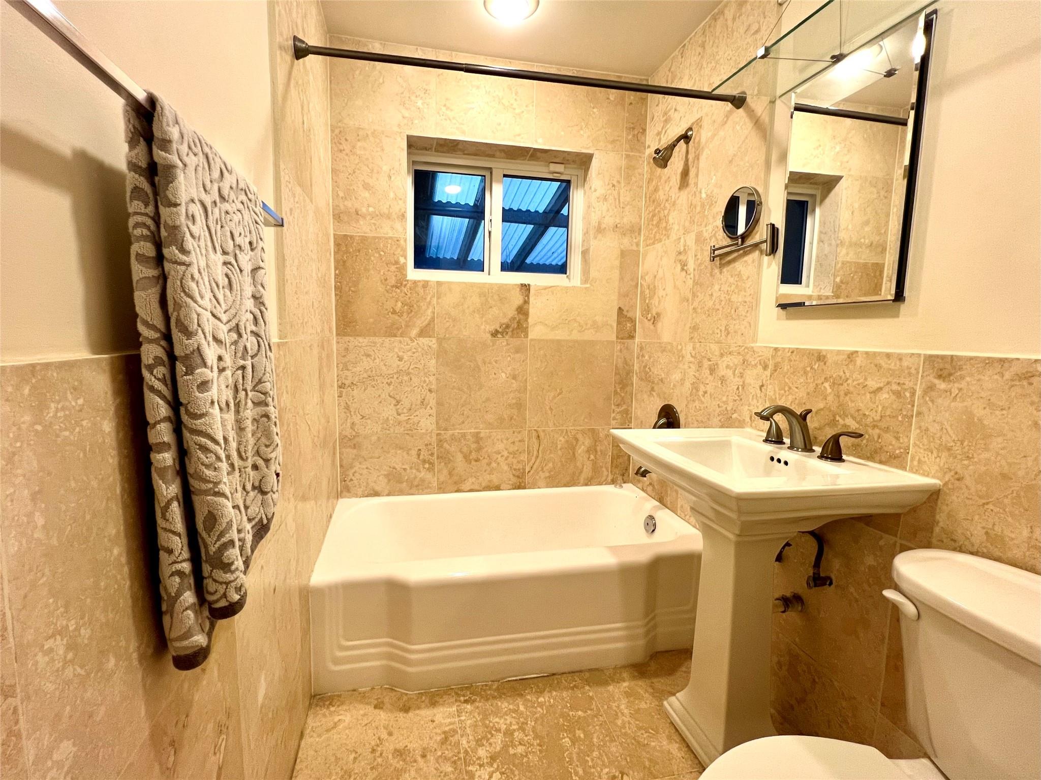 Tropical Manors 33-31 B - Residential