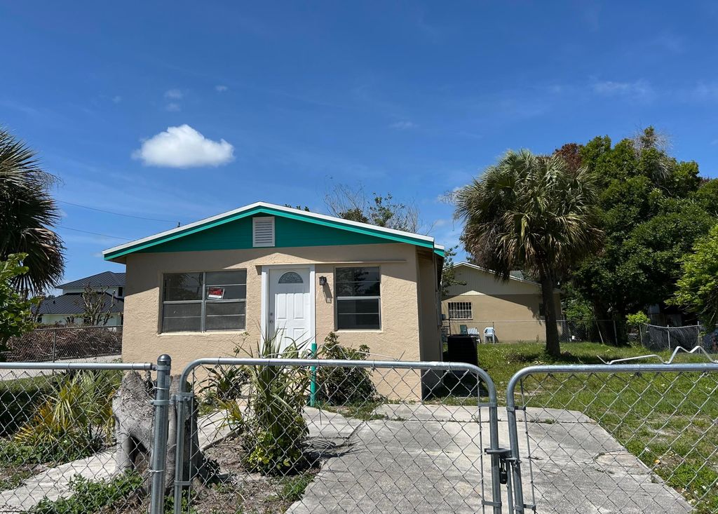 Photo of 1601 N 17th Street, Fort Pierce, FL 34950 (MLS # B26019638)