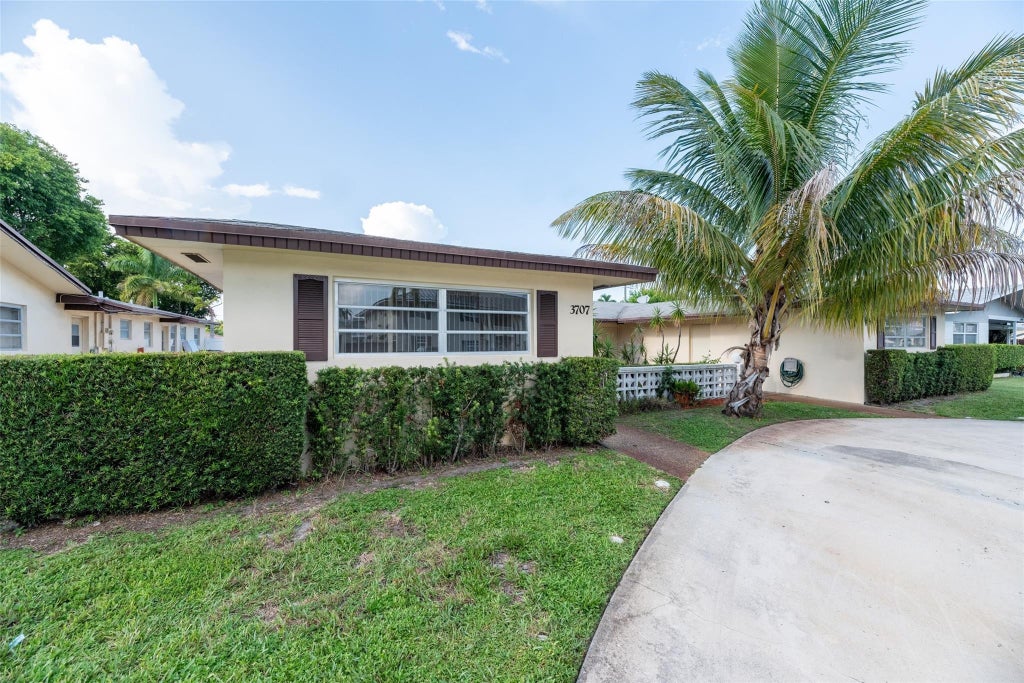 Photo of 3707 Polk Street, Hollywood, FL 33021 (MLS # B26072127)