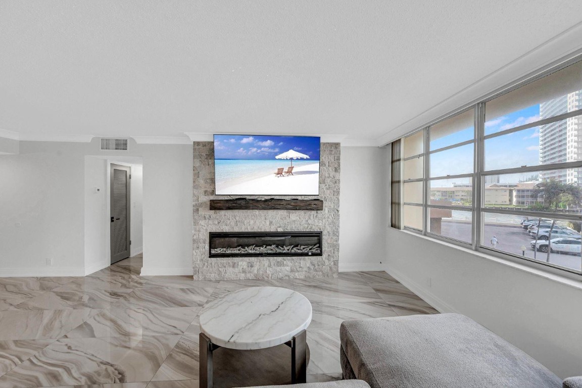 IMPERIAL TOWERS - Residential