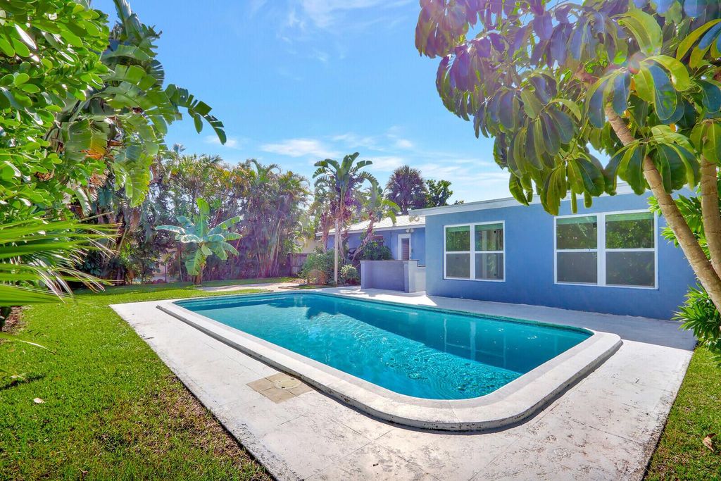 Photo of 105 Beverly Road W, Jupiter, FL 33469 (MLS # R11028395)