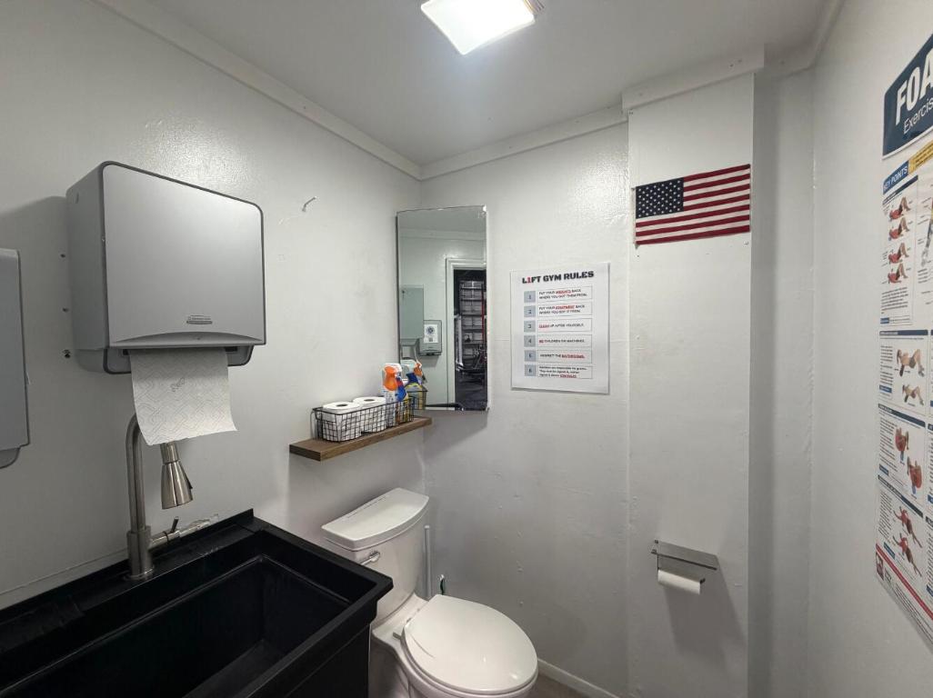 Main image without alt text