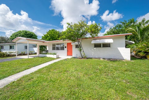 Tiny photo for 6481 PIERCE Street, Hollywood, FL 33024 (MLS # B26087247)