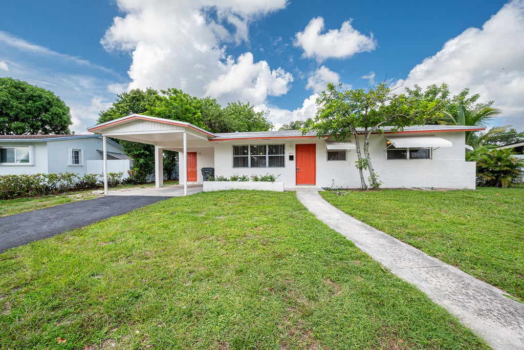 Photo of 6481 PIERCE Street, Hollywood, FL 33024 (MLS # B26087247)