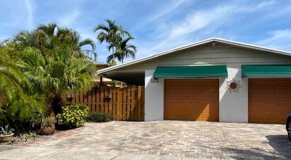 NO PETS! ADORABLE PRIVATE COTTAGE IN FABULOUS VICTORIA PARK LOCATION. 2/2 WITH DEN. NEW CARPET, CABINETS & GRANITE COUNTERS. HUGE FENCED YARD FOR THE GARDEN LOVER. WASHER, DRYER AND LOTS
OF STORAGE. QUIET STREET CLOSE TO LAS OLAS, DOWNTOWN AND BEACHES. ANNUAL UNFURNISHED ONLY.
NO PETS. NO SMOKERS. $100 BACKGROUND SCREEN/APPLICATION SHOULD ACCOMPANY OFFER--SEE
ATTACHMENTS. GARAGE NOT INCLUDED. 2 SMALL PARKING SPOTS IN FRONT GO WITH UNIT. NO GARAGE. NO PETS.