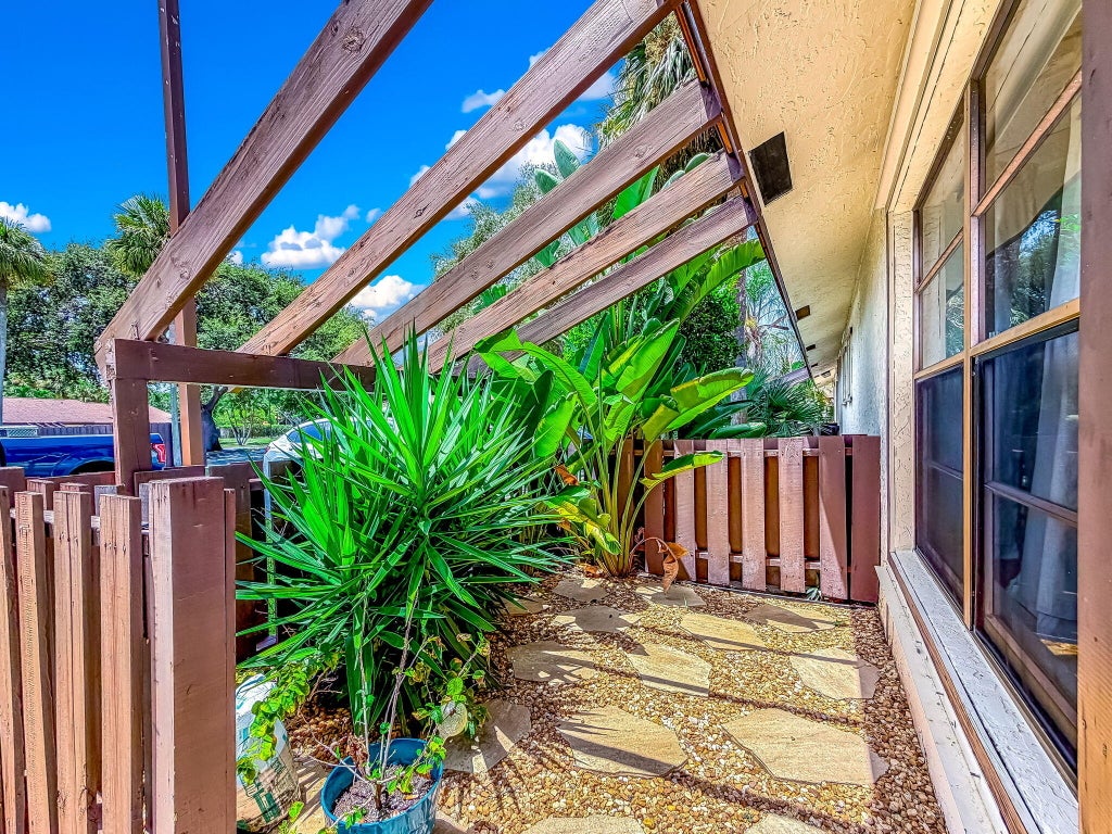 Photo of 39 VÃ­a De Casas Norte, Boynton Beach, FL 33426 (MLS # B26065909)