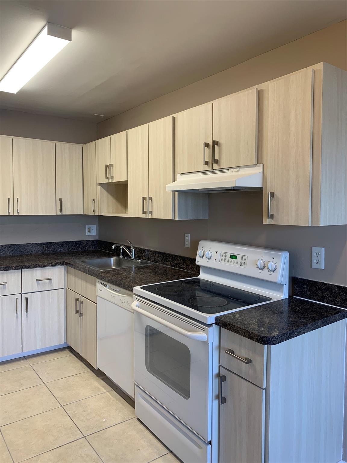 PEMBROKE POINTE - Residential Lease