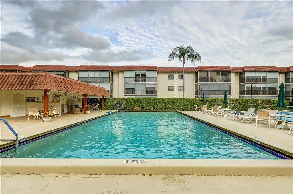 HOLLYBROOK GOLF & TENNIS - Residential