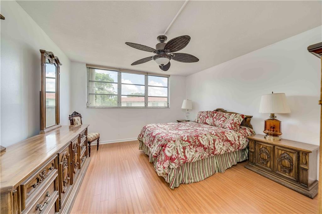 HOLLYBROOK GOLF & TENNIS - Residential