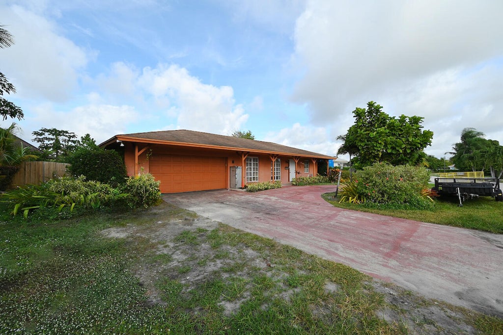 Photo of 712 E Boulevard Chatelaine, Delray Beach, FL 33445 (MLS # R11139458)