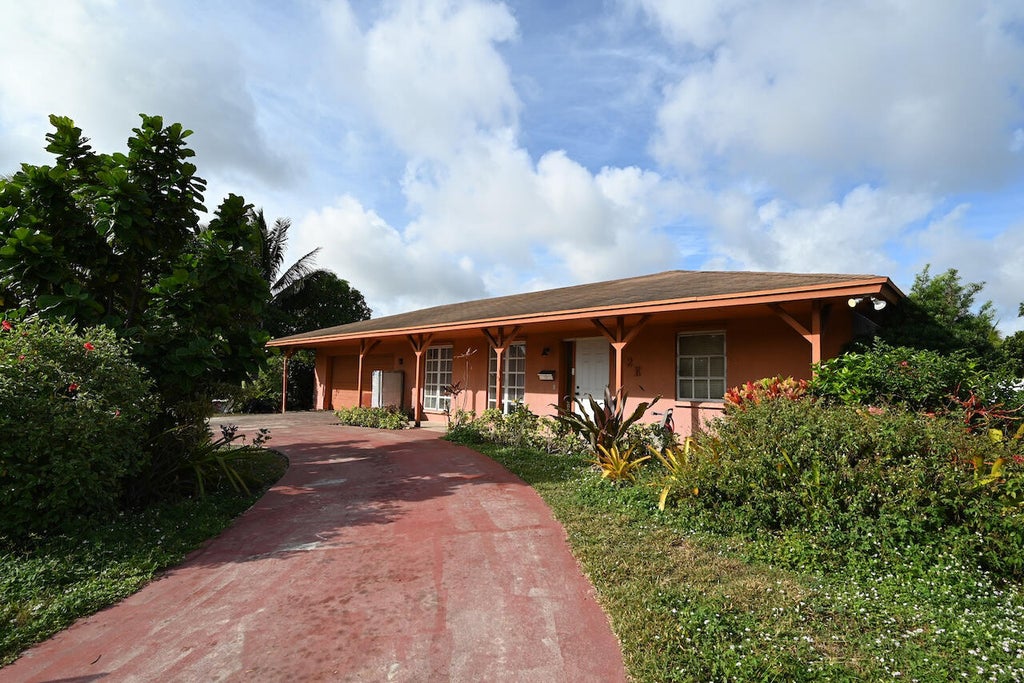 Photo of 712 E Boulevard Chatelaine, Delray Beach, FL 33445 (MLS # R11139458)