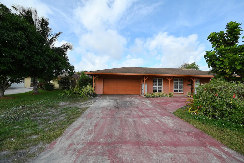 Photo of 712 E Boulevard Chatelaine, Delray Beach, FL 33445 (MLS # R11139458)
