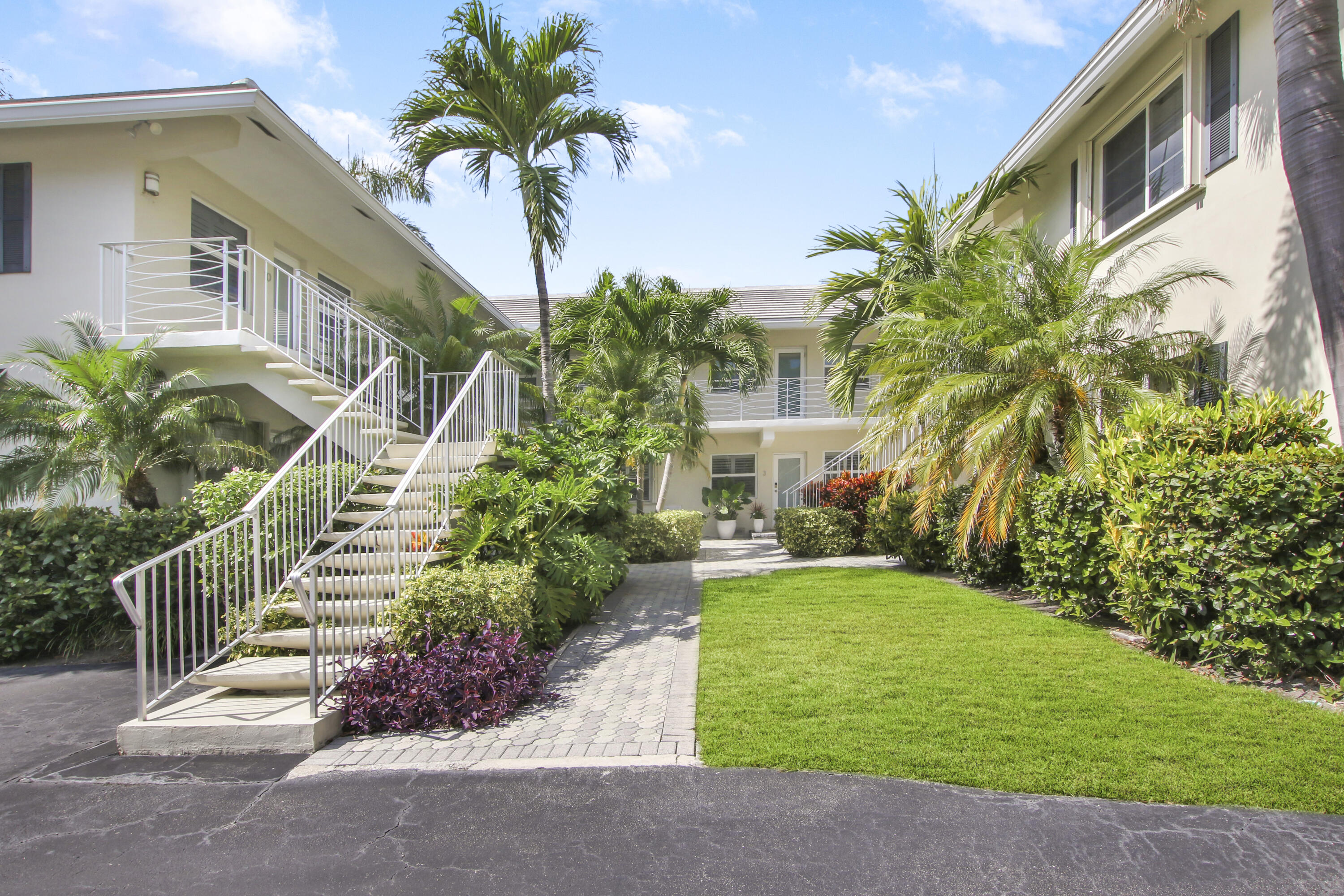 100 Venetian Drive 2