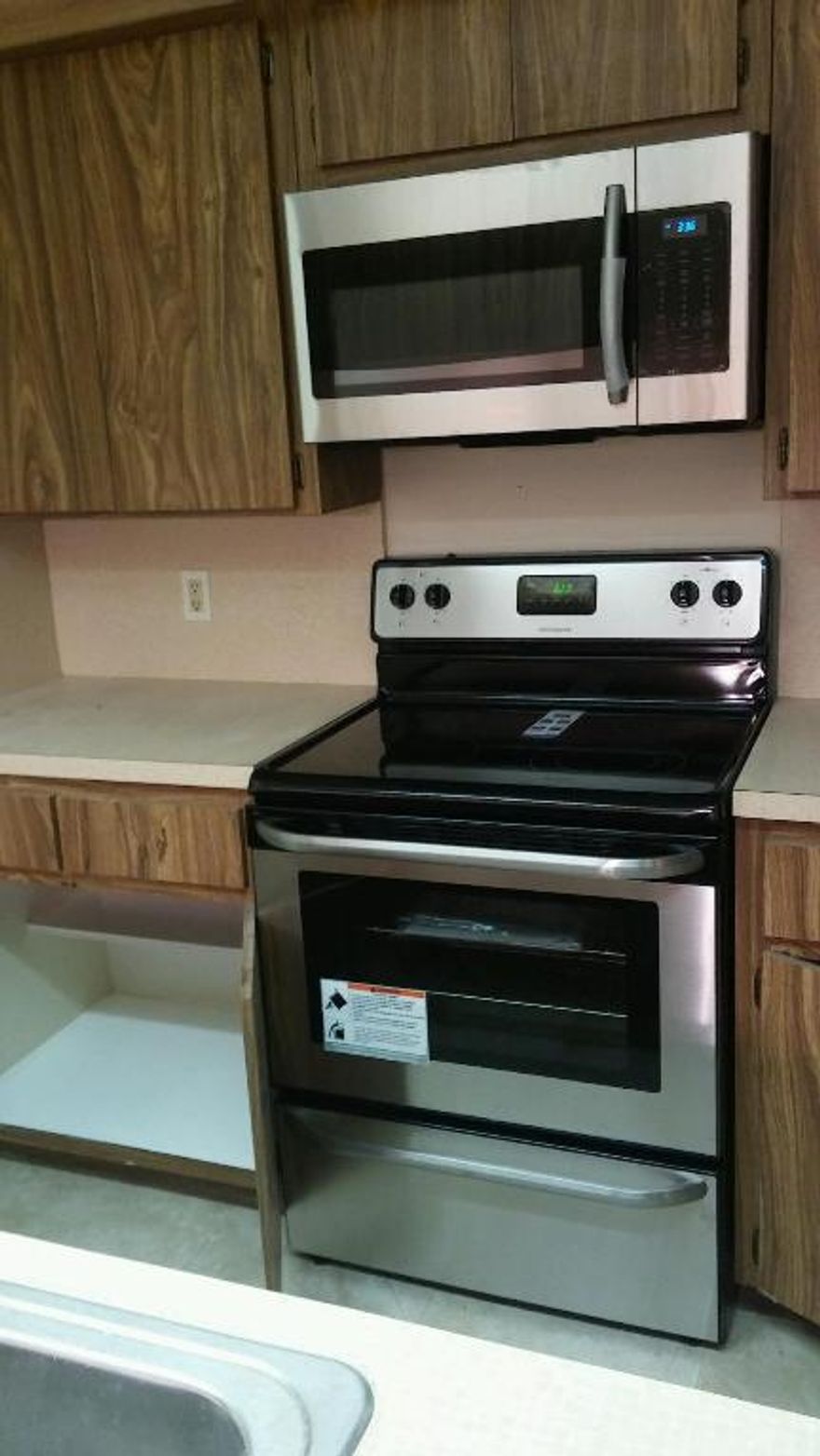 2/2.5 Townhome located in Sandalwood near schools, shopping and great for commute via I-95 and Turnpike. New paint, new stain steel appliances, new carpet, new title everywhere , a must see this is not a short sale or foreclosure , ready to move in and easy to show and will close fast .