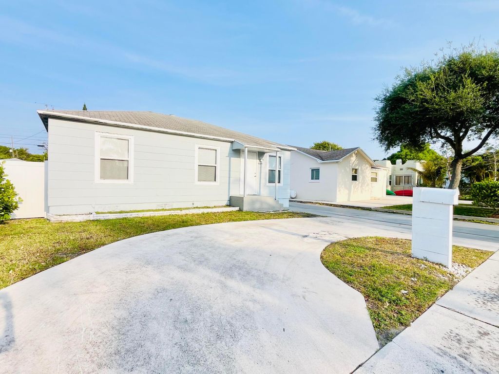 Photo of 909 N C Street, Lake Worth Beach, FL 33460 (MLS # B26023716)