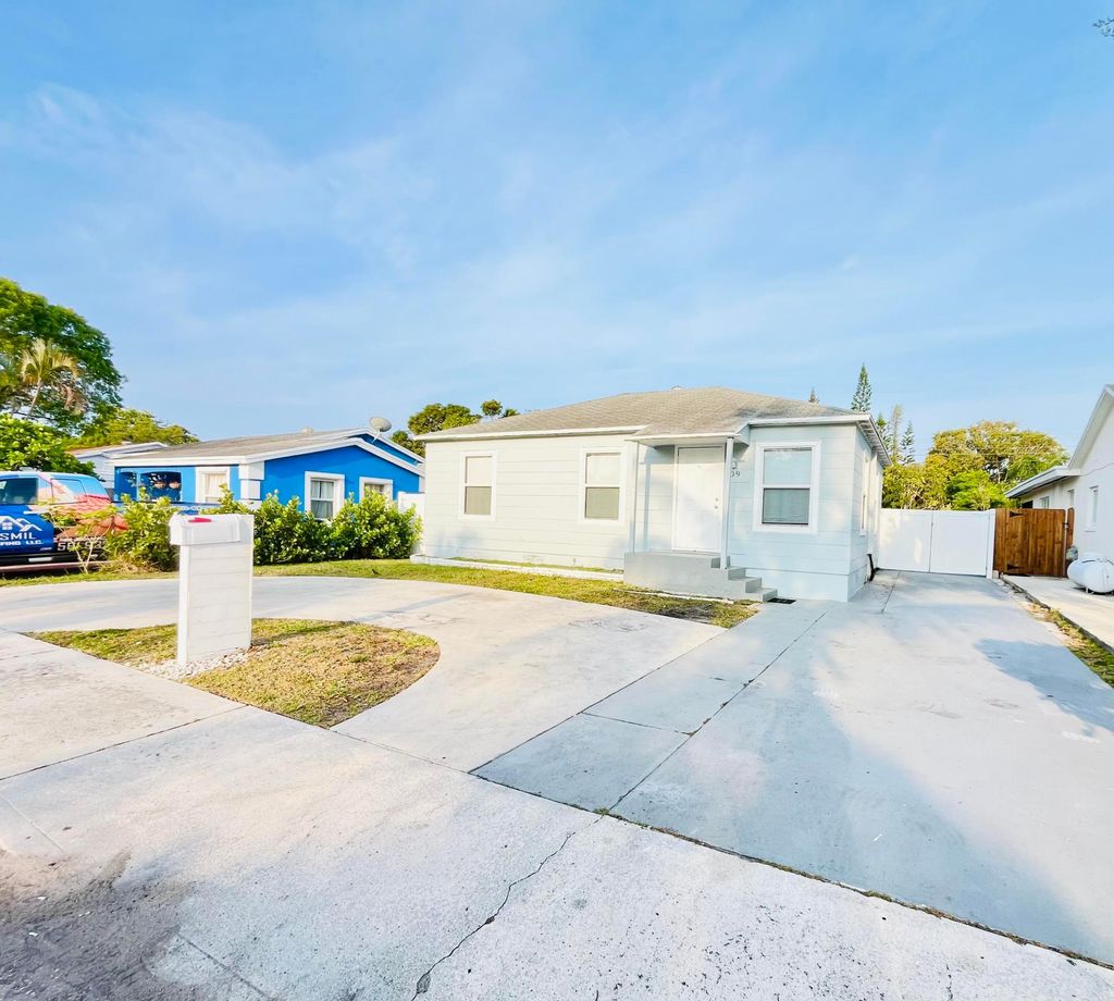 Photo of 909 N C Street, Lake Worth Beach, FL 33460 (MLS # B26023716)