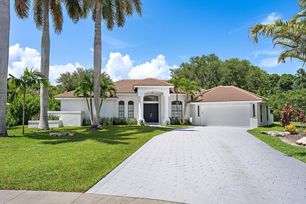 Photo of 18622 Lakeside Gardens Drive, Jupiter, FL 33458 (MLS # B26083662)