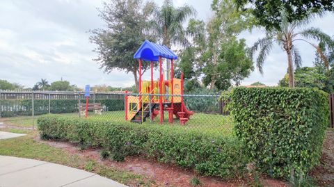 Tiny photo for 4807 SABLE PINE Circle #B1, West Palm Beach, FL 33417 (MLS # B26054448)