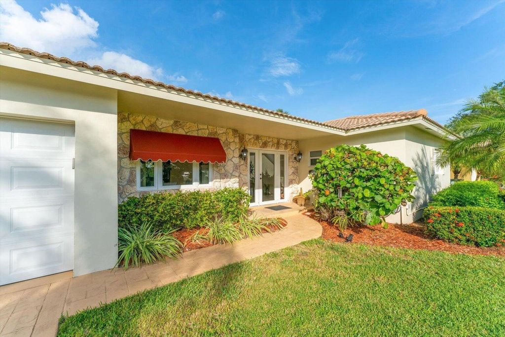 Photo of 829 NW 7th Street, Boca Raton, FL 33486 (MLS # R11097310)