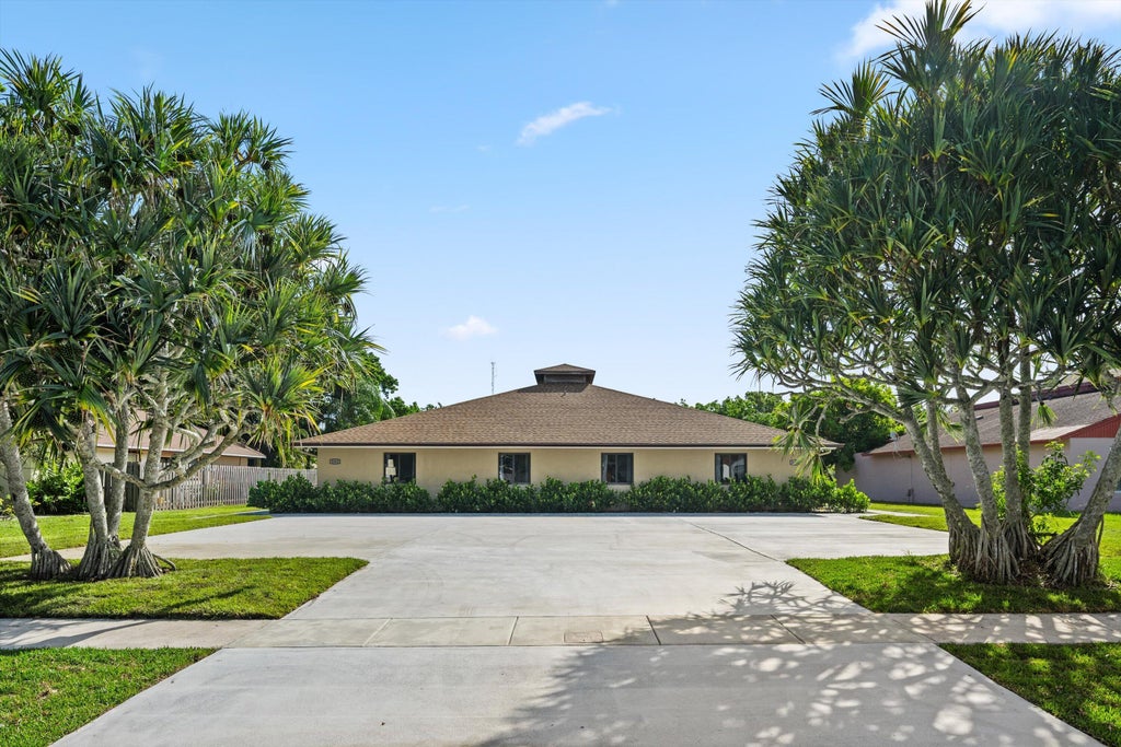 Photo of 1262 The 12th Fairway, Wellington, FL 33414 (MLS # B26049019)