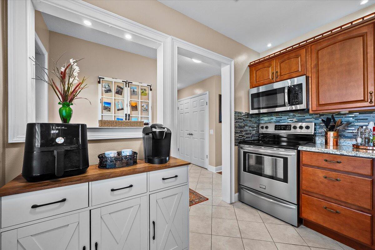 GOLDEN LAKES VILLAGE COND - Residential