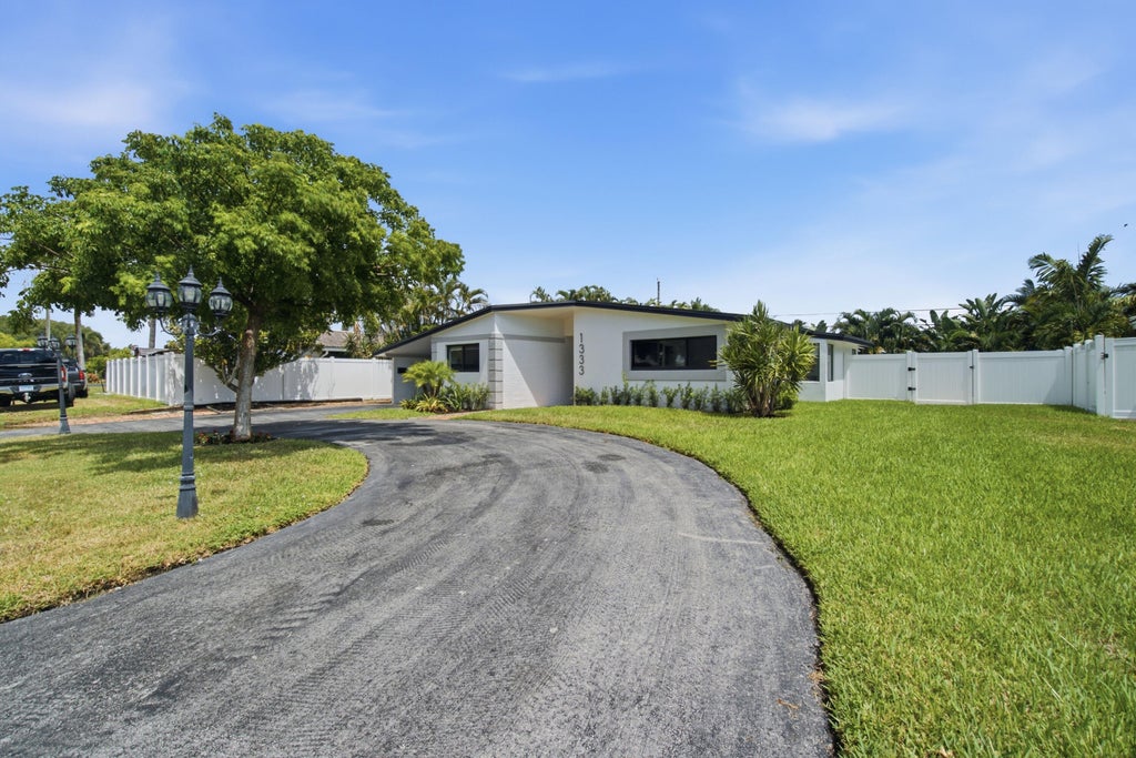 Photo of 1333 SE 8TH Street, Deerfield Beach, FL 33441 (MLS # B26056391)