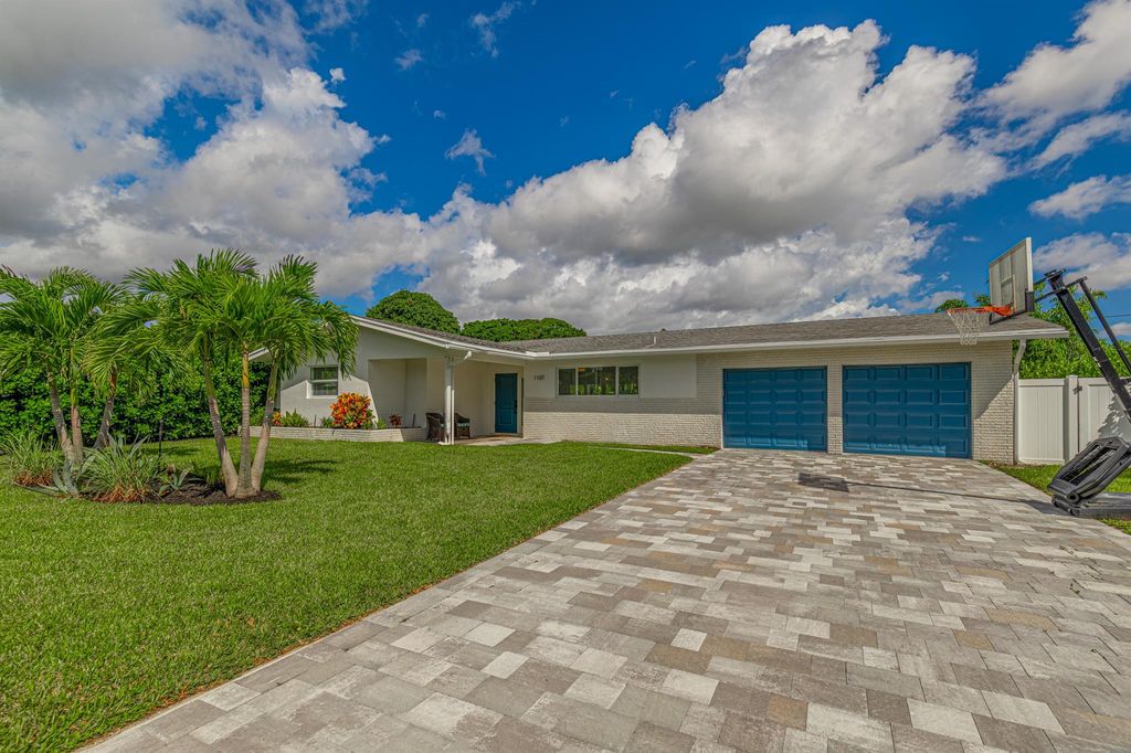 Photo of 1107 SW 24th Avenue, Boynton Beach, FL 33426 (MLS # R11131088)