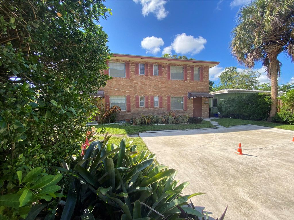 Photo of 310 SW 11th Court, Fort Lauderdale, FL 33315 (MLS # F10533114)