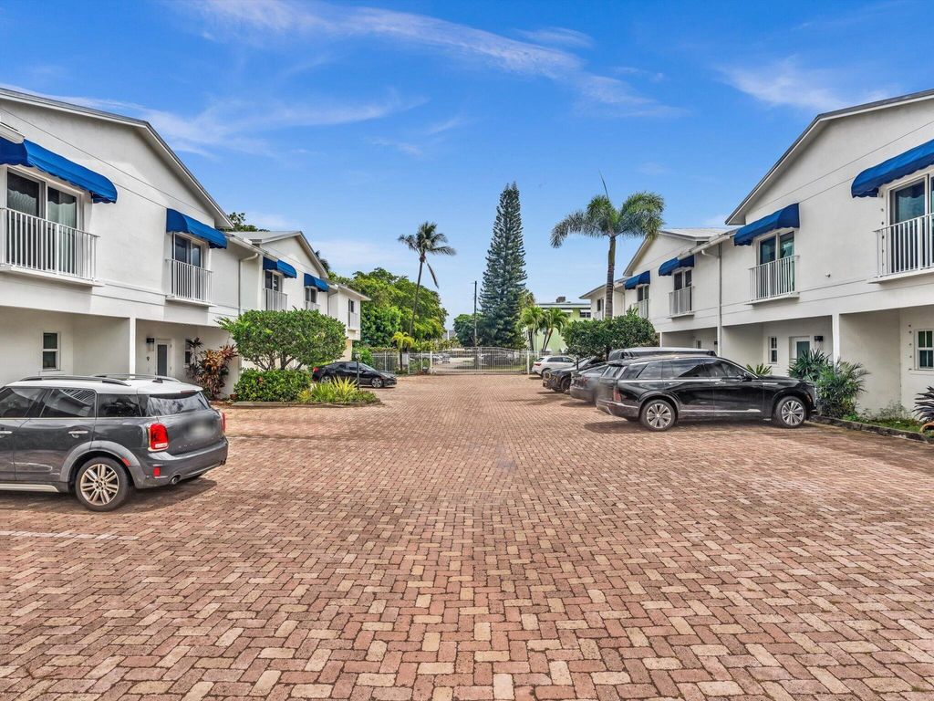 Photo of 835 NE 19th Avenue #9, Fort Lauderdale, FL 33304 (MLS # B26013831)