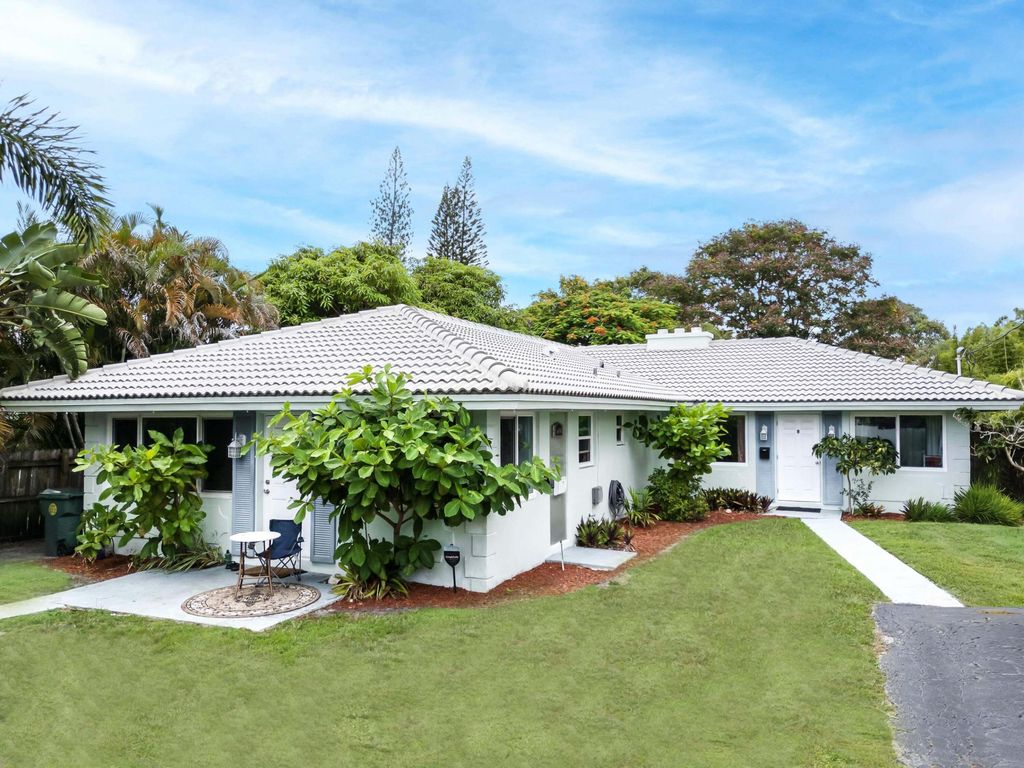 Photo of 1680 NE 34th Lane, Oakland Park, FL 33334 (MLS # B26023121)