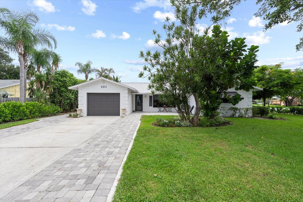 Photo of 101 W Riverside Drive, Jupiter, FL 33469 (MLS # R11015878)