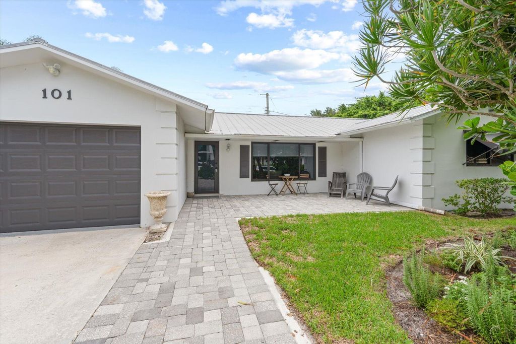 Photo of 101 W Riverside Drive, Jupiter, FL 33469 (MLS # R11015878)