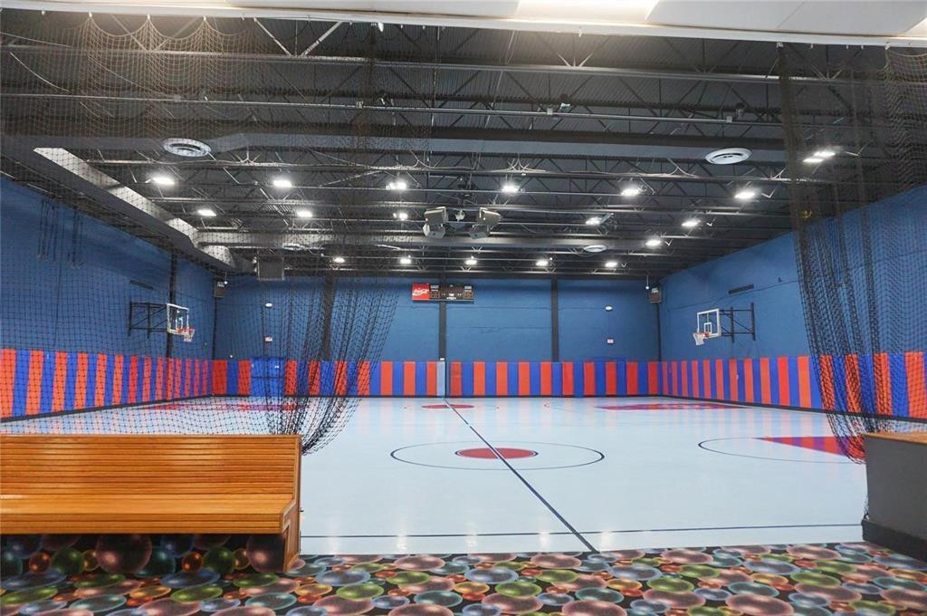 RACQUET CLUB GARDEN APTS - Residential