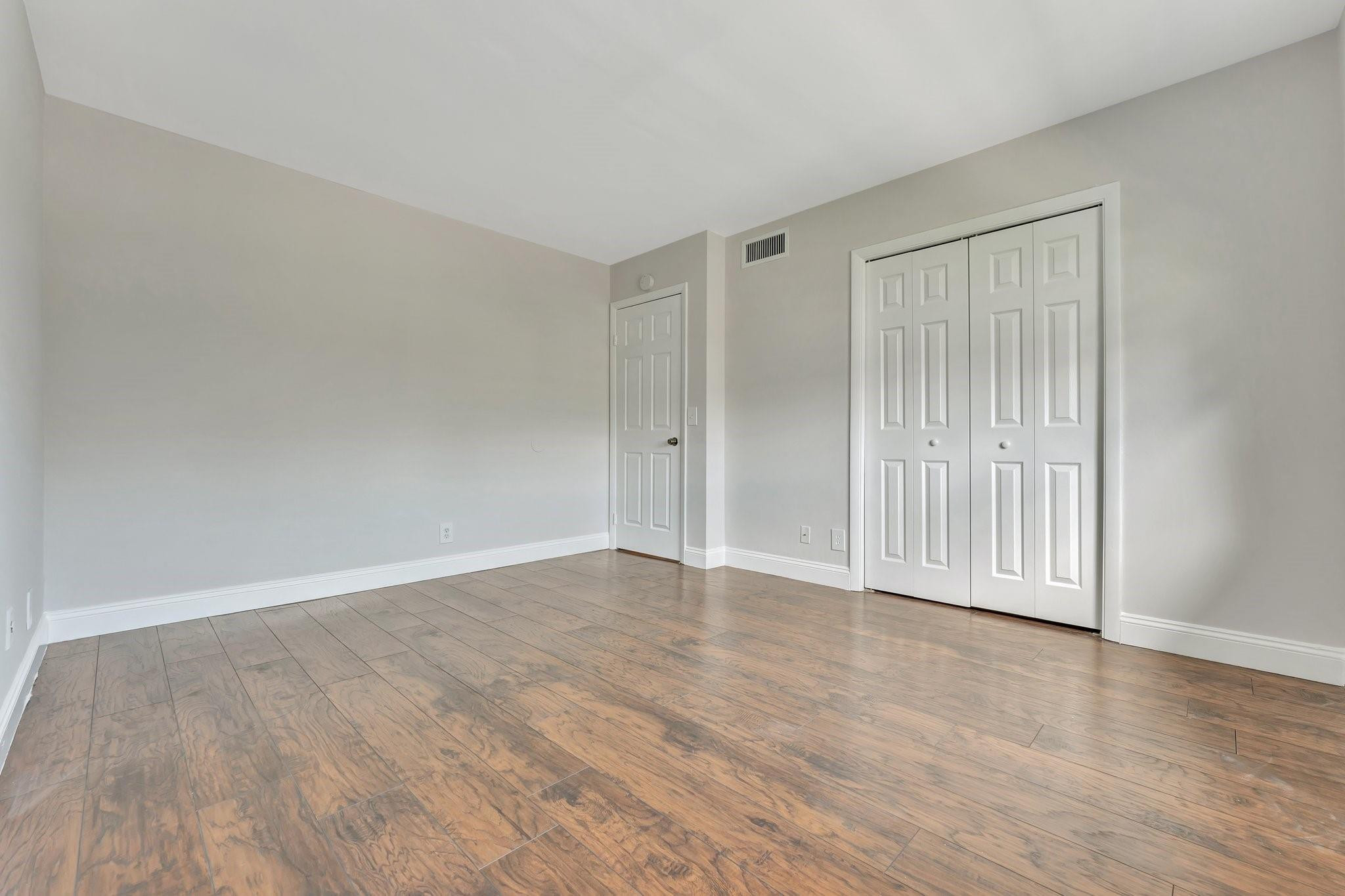 RACQUET CLUB GARDEN APTS - Residential