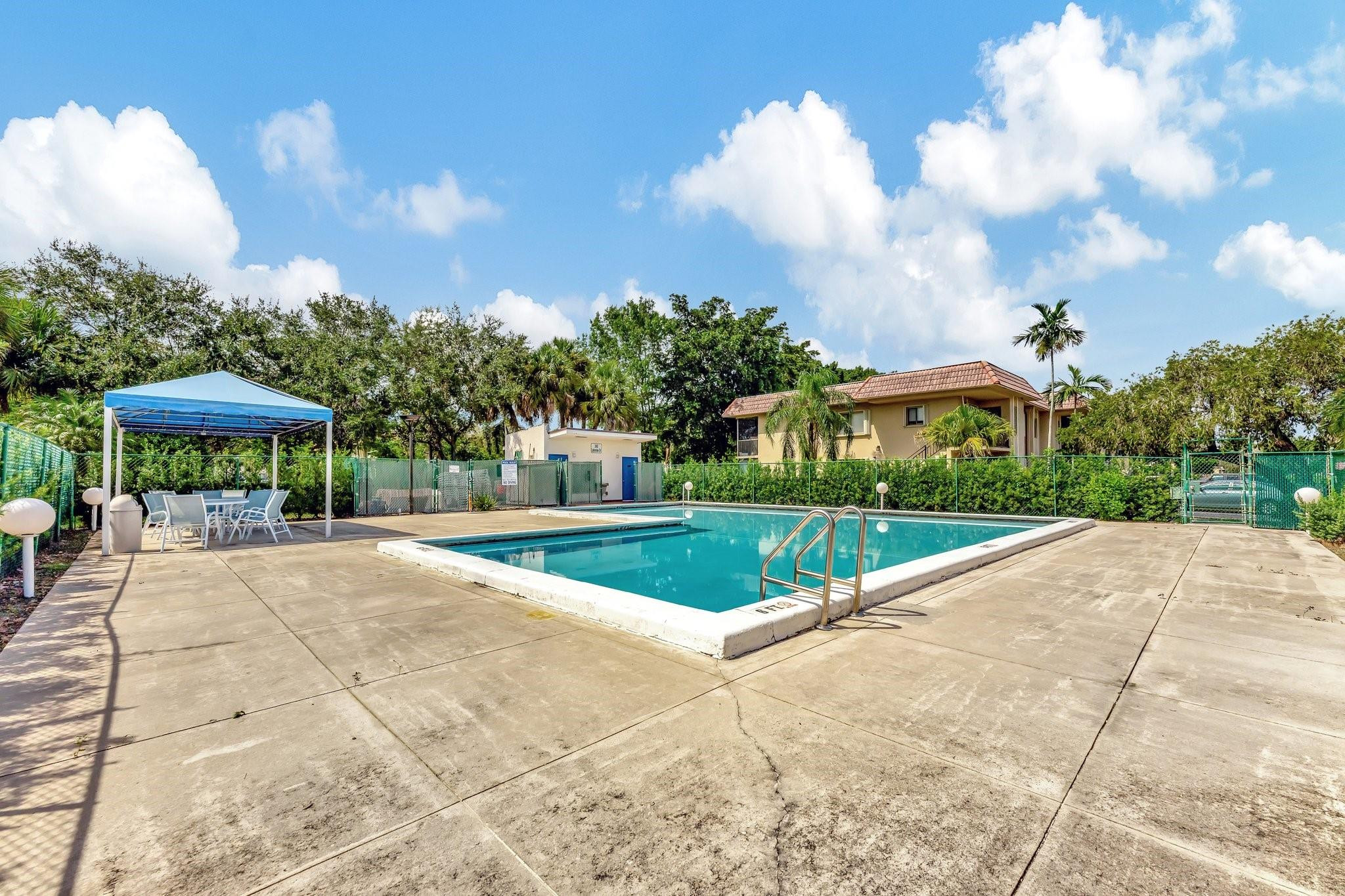 RACQUET CLUB GARDEN APTS - Residential