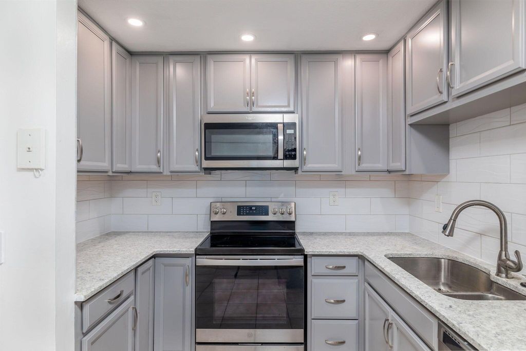 Photo of 1482 N Lawnwood Circle #32-A, Fort Pierce, FL 34950 (MLS # R11010626)