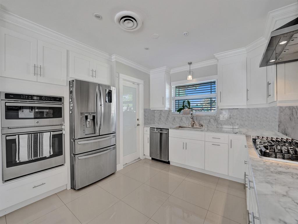 HOLLYWOOD HILLS - Residential Lease