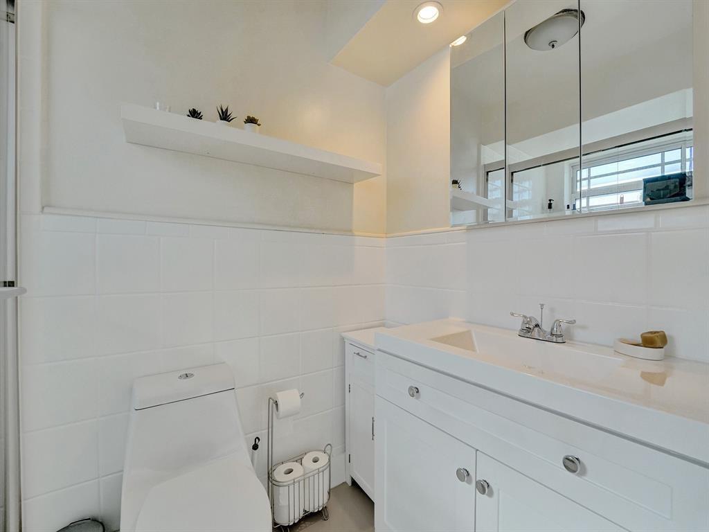 HOLLYWOOD HILLS - Residential Lease