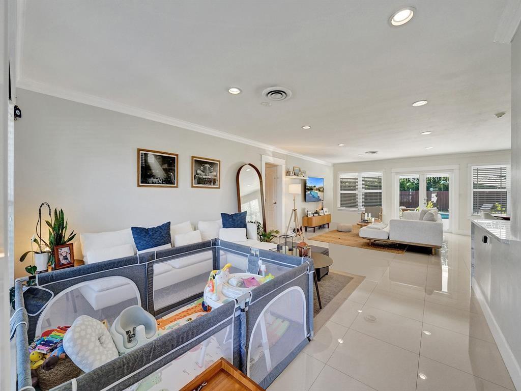 HOLLYWOOD HILLS - Residential Lease