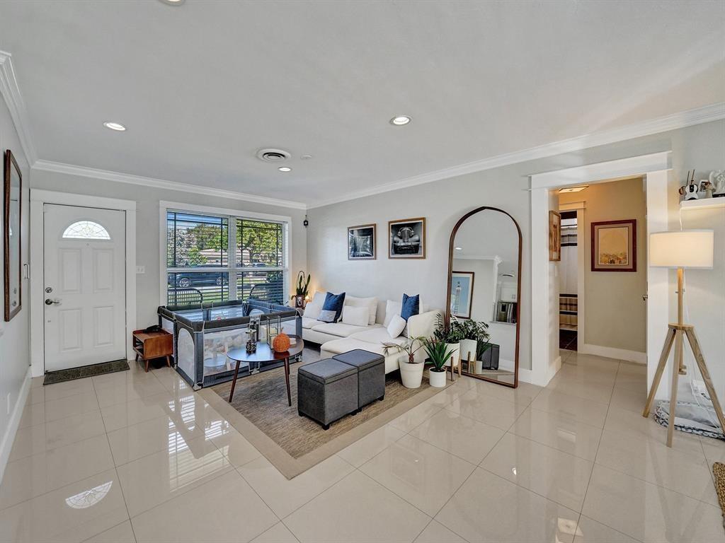 HOLLYWOOD HILLS - Residential Lease