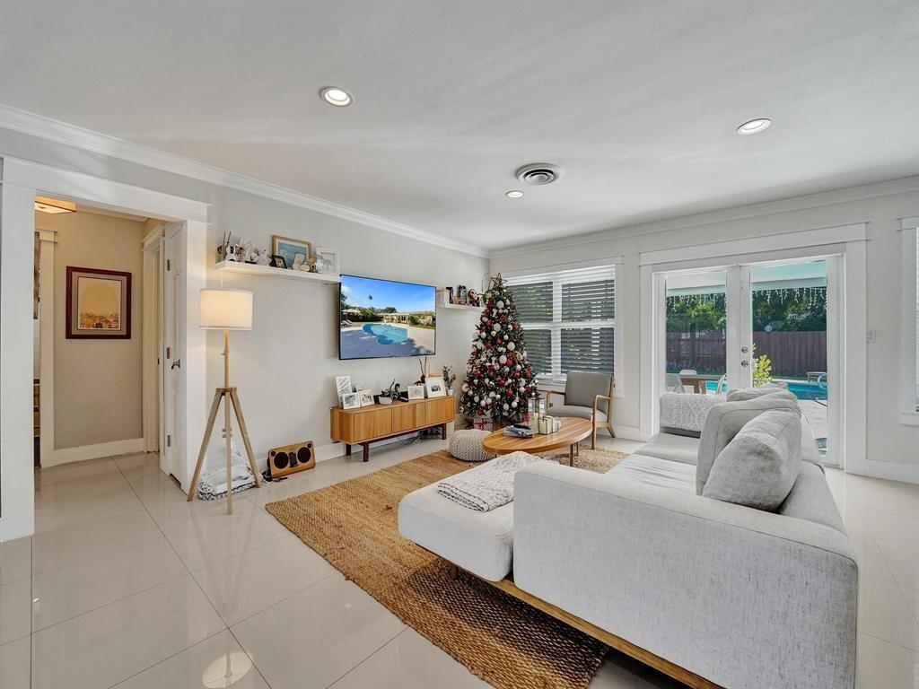 HOLLYWOOD HILLS - Residential Lease