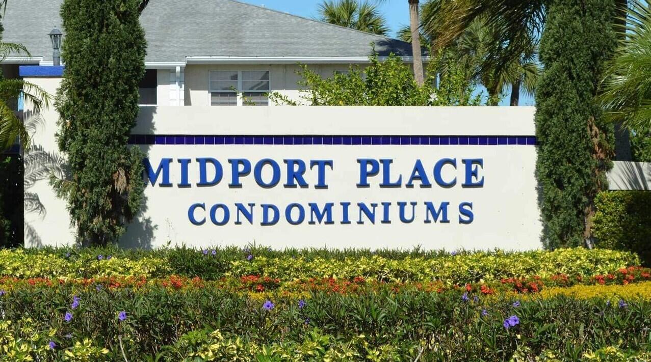 Beautiful Community with a pool to relax. Charming 2 bedroom, 2 bathrooms condo. All the appliances are included, first floor. Strategic located close to Hospital, Beaches, I -95, crosstown, Civic Center, Shopping center. Tenant needs a rental insurance.