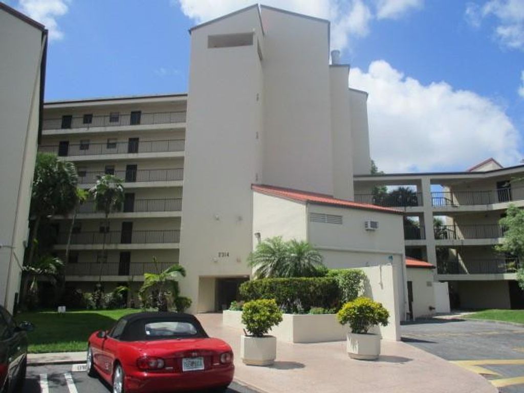Photo of 2314 S Cypress Bend Drive #613, Pompano Beach, FL 33069 (MLS # F10499410)