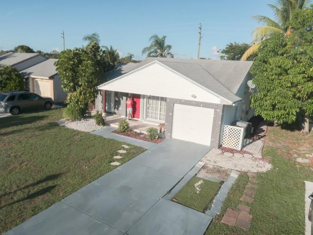 Photo of 5628 Pebble Brook Lane, Boynton Beach, FL 33472 (MLS # R11115225)